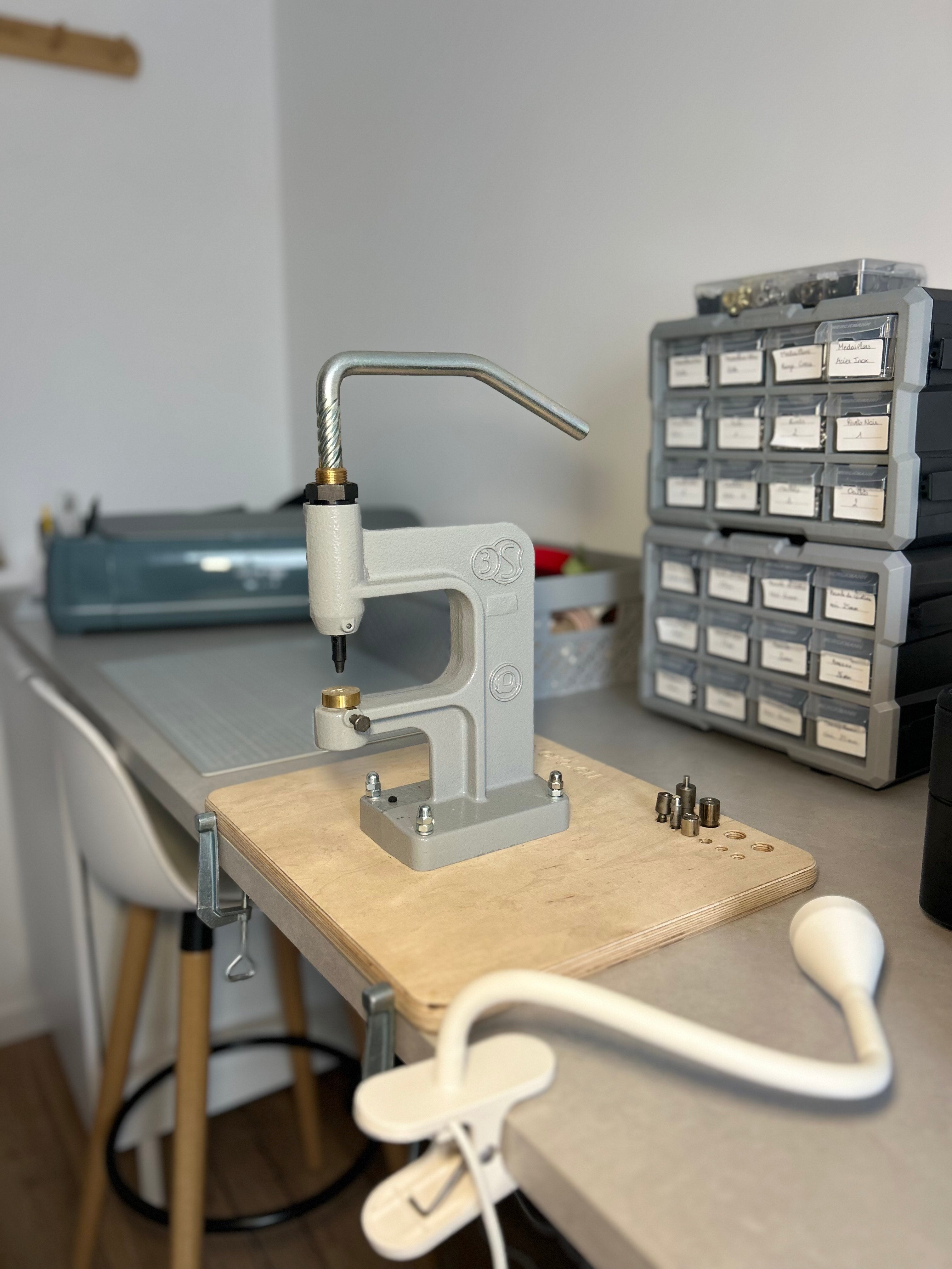 Atelier minimaliste pour création de laisses et colliers pour chiens en biothane 